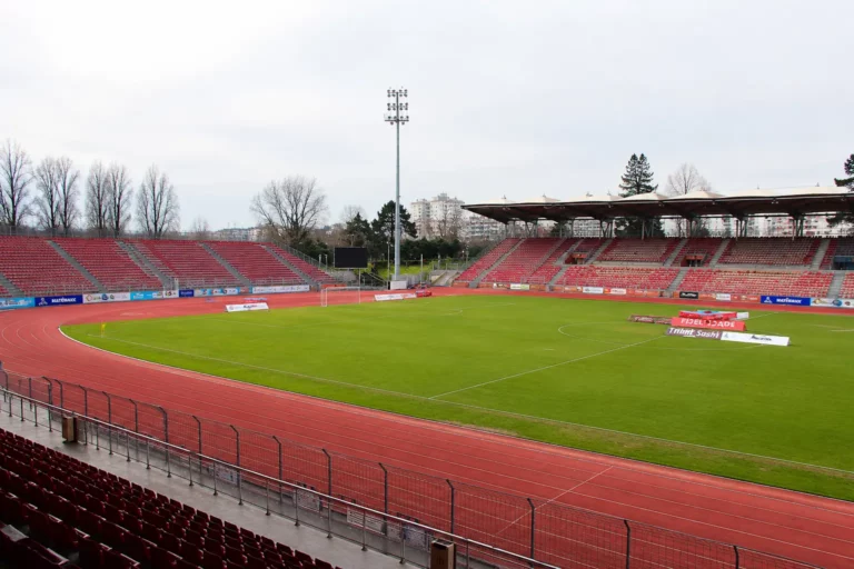 Où jouer au foot à Créteil : terrains, Five et clubs