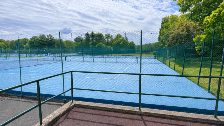 Jouer au tennis à Créteil en 2026 : clubs, courts et terrains